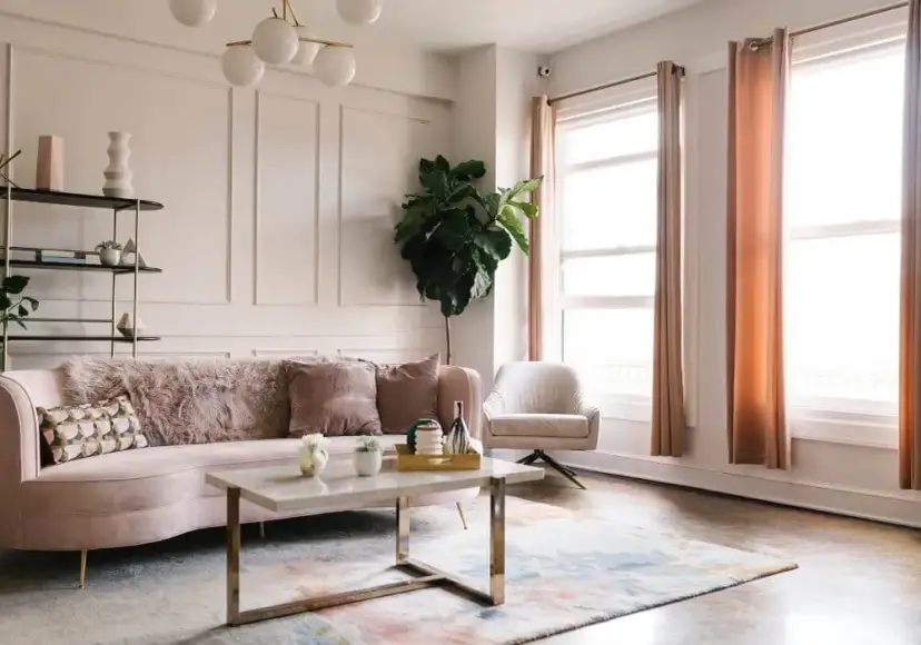 Jakie zasłony do beżowych ścian? Oto kolory, które odmienią wnętrze