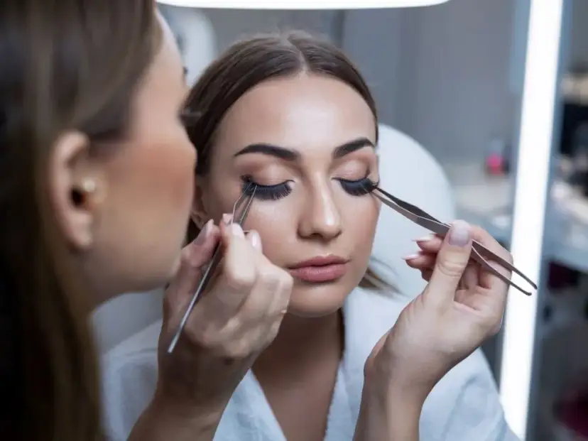 Jak nakładać sztuczne rzęsy, aby uzyskać naturalny efekt bez błędów