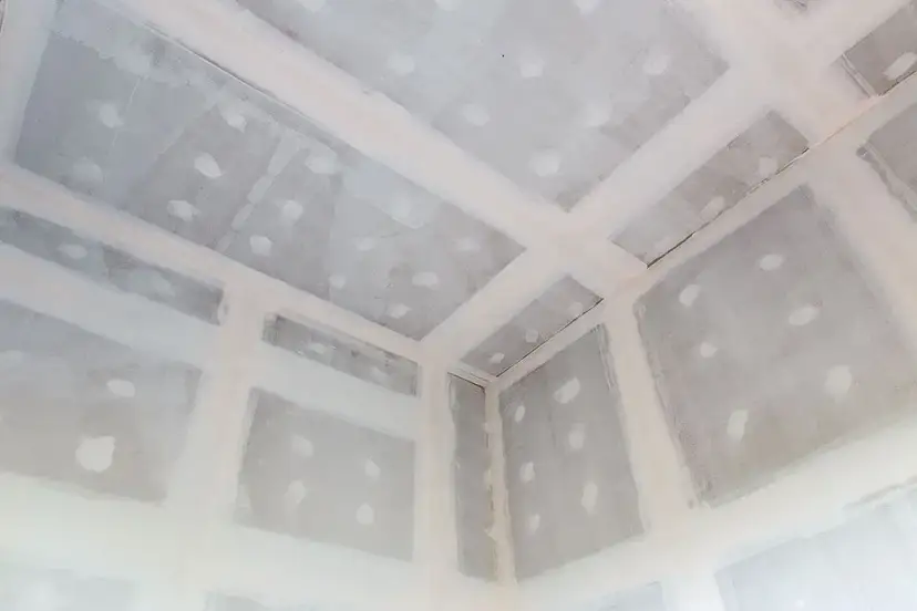 Czy gruntować płyty gk przed gładzią? Uniknij problemów z przyczepnością