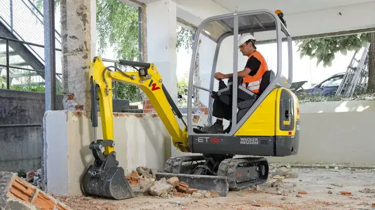 Ile kosztuje mini koparka? Poznaj ceny i uniknij niepotrzebnych wydatków