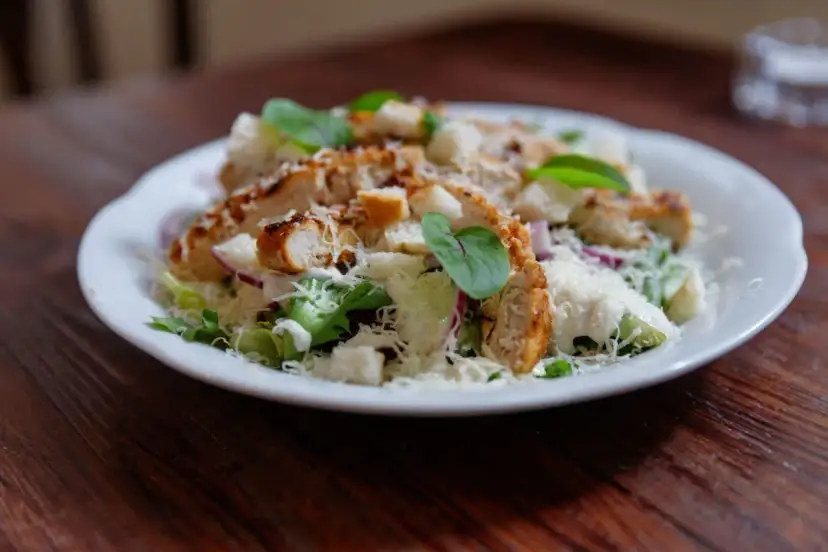 Jak zrobić sałatkę Cezar? Odkryj przepis na idealny smak!