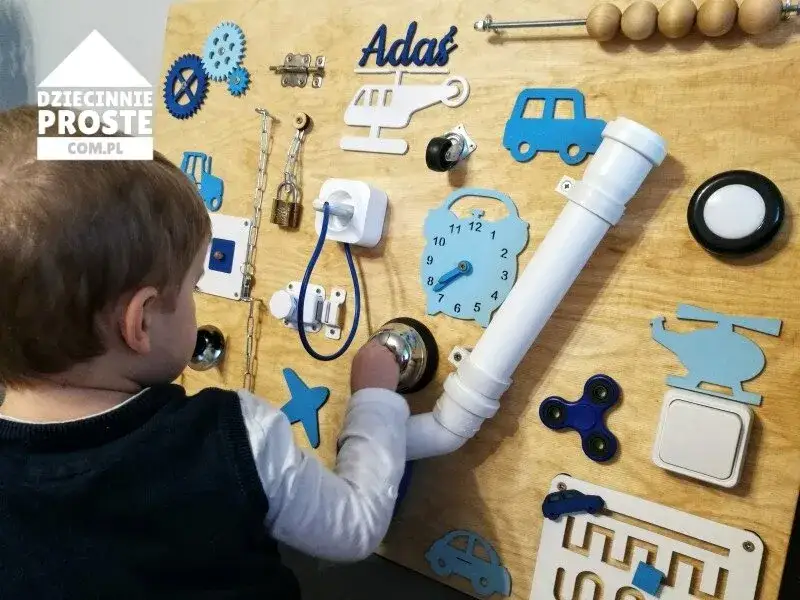 Tablica sensoryczna dla 3-latka: gotowa czy DIY? Przewodnik eksperta