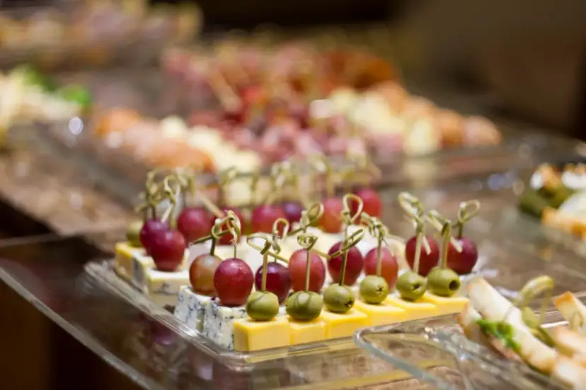 Impreza PRL: Jak stworzyć menu pełne nostalgii? Przepisy!