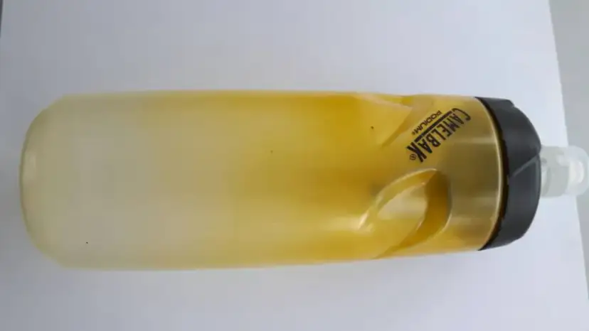 Skuteczne sposoby na usunięcie zapachu z plastikowej butelki