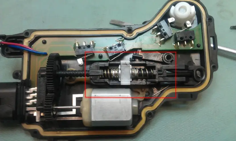 Gdzie jest sterownik centralnego zamka Seat Toledo? Oto, co musisz wiedzieć
