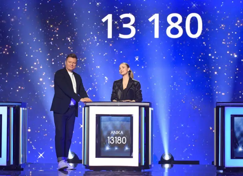 Na scenie programu "Jaka to melodia?" prowadzący i uczestniczka Anika z wynikiem 13180 punktów.