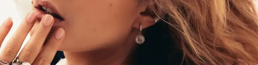 Kolczyki srebrne na co dzień: wybierz elegancję i komfort na co dzień