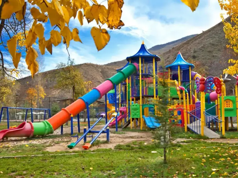 Jak wygląda plac zabaw? Odkryj kluczowe elementy i zalety dla dzieci