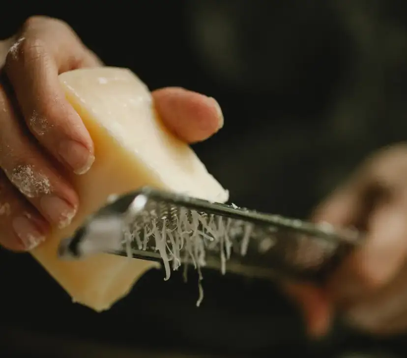 Jak wygląda ser parmezan? Odkryj jego unikalne cechy i smak