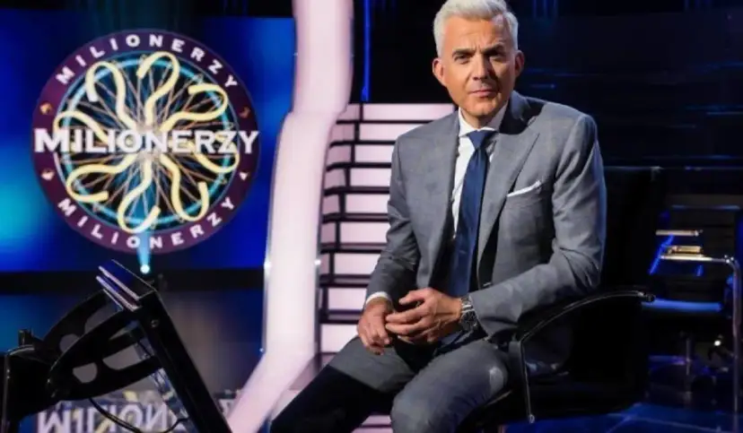 Szary garnitur, niebieski krawat i logo "Milionerzy" - czy to zapowiedź, że wkrótce zobaczymy, co może być warkoczowe milionerzy?