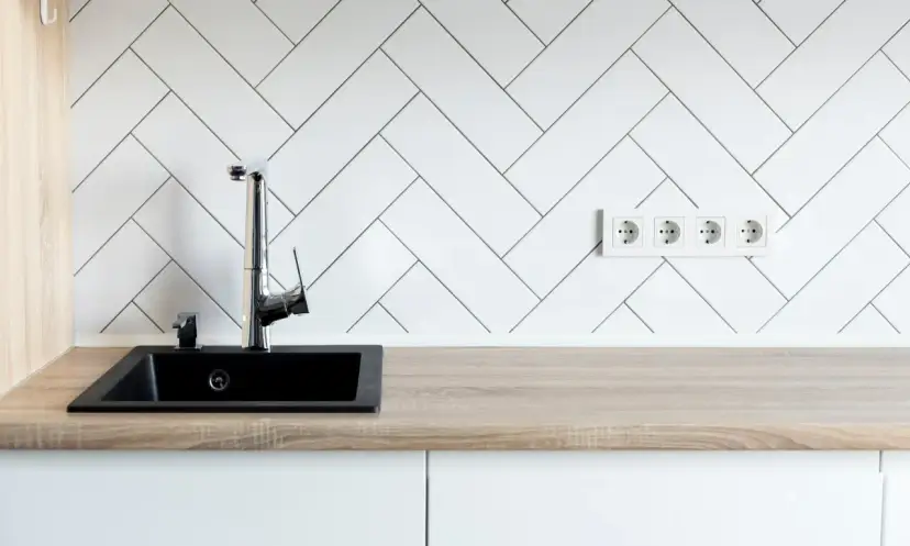 Idealny zlew do drewnianego blatu? Wybierz mądrze i chroń!