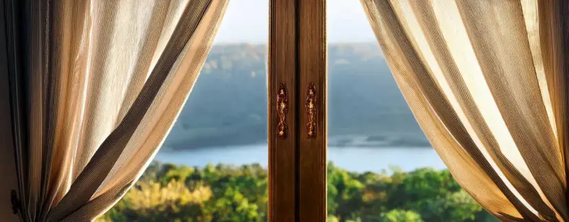 Jak uszyć modne zasłony i odmienić swoje wnętrze w prosty sposób