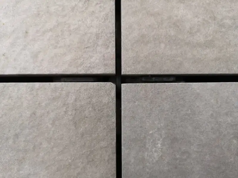 Jaka fuga do płytek 120x20? Wybierz odpowiednią szerokość i materiał