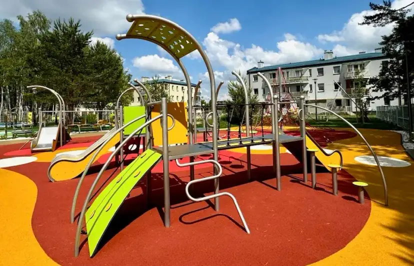 O ile większa jest powierzchnia placu zabaw dla starszych dzieci?