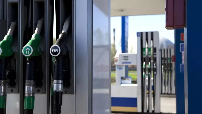 Dystrybutory paliwa na stacji. Zastanawiasz się, jakie paliwo do Toyoty Auris Hybrid?