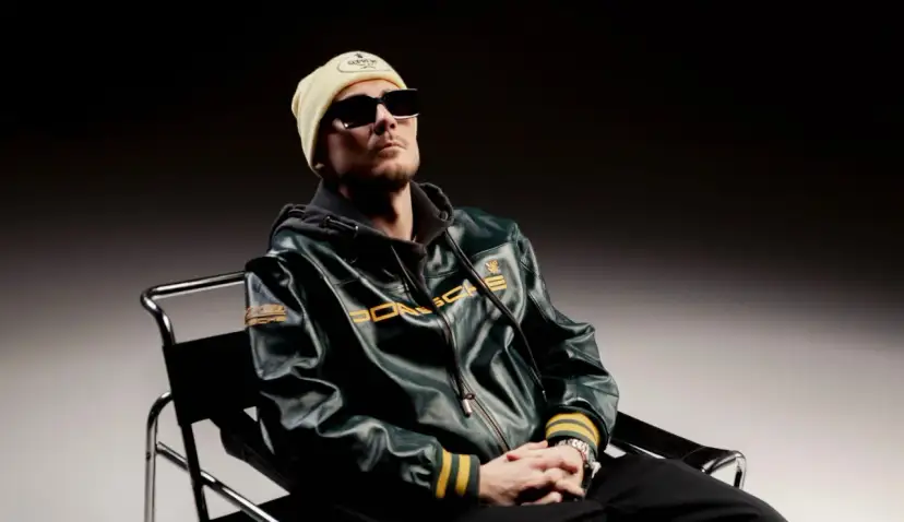 Pezet w skórzanej kurtce Porsche, w czapce i okularach, zapowiada nowy album.