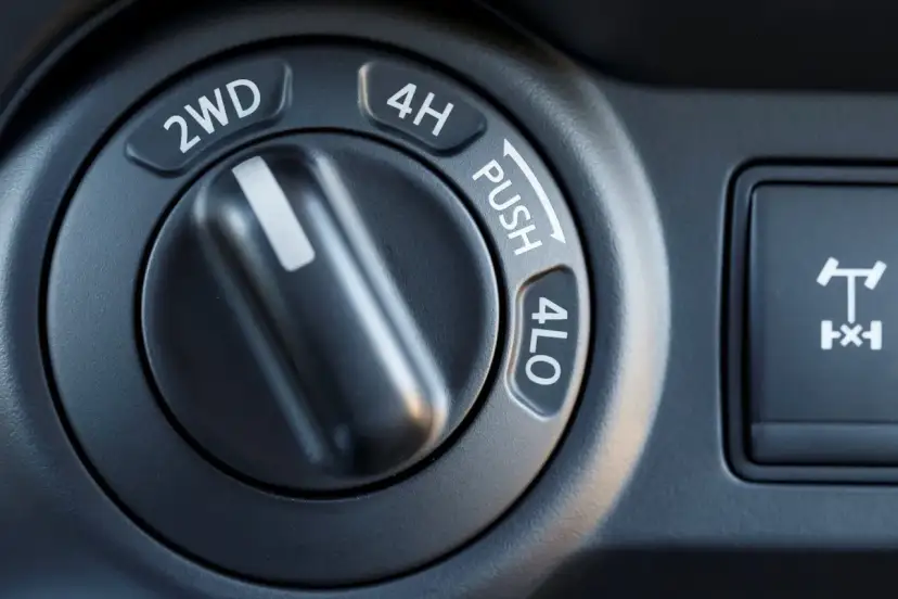 Pokrętło wyboru napędu w samochodzie: 2WD (napęd na dwa koła) to standardowy tryb jazdy. Obok oznaczenia 4H i 4LO.