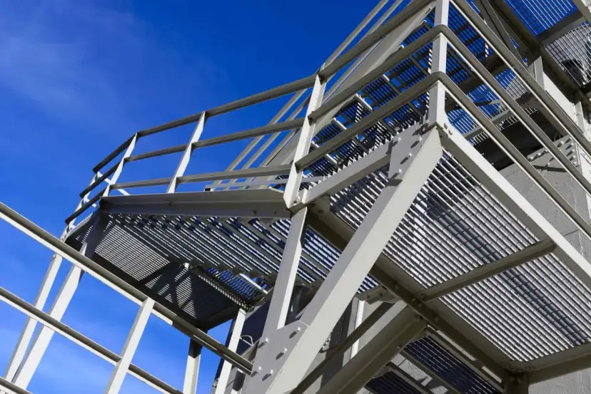 Wypożyczenie rusztowania cena: Jak uniknąć wysokich kosztów wynajmu?