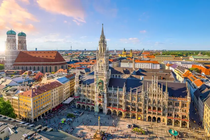 Widok na Marienplatz w Monachium, z Nowym Ratuszem i Frauenkirche. Idealne miejsce, by zacząć zwiedzanie w Monachium.