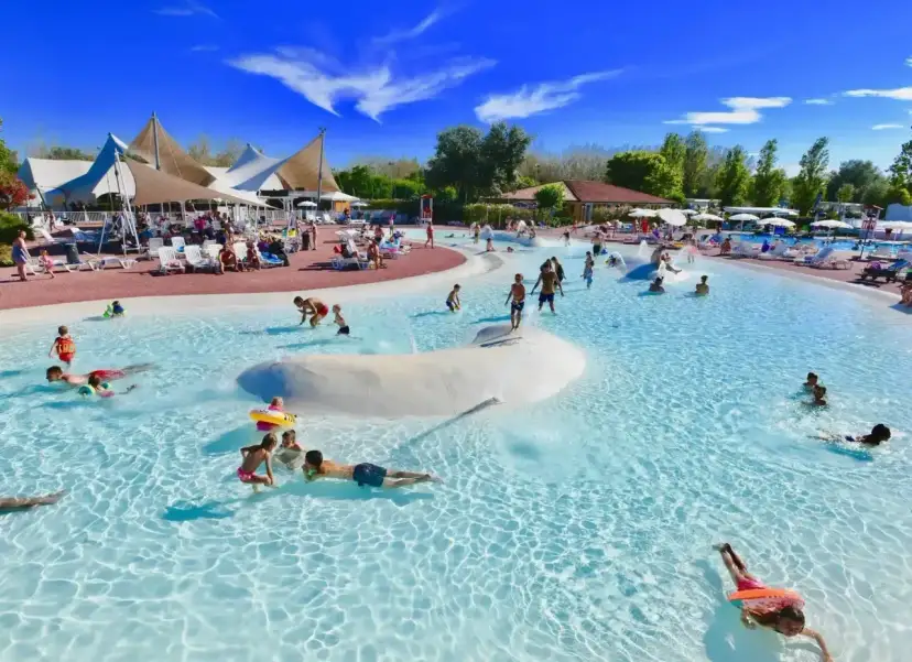 Dzieci bawią się w wodzie w Barricata Holiday Village. Słoneczny dzień, błękitne niebo i mnóstwo radości.