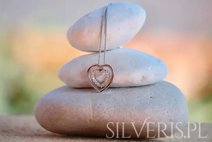 Naszyjnik z krzyżykiem bocznym - co oznacza jego kontrowersyjne znaczenie?