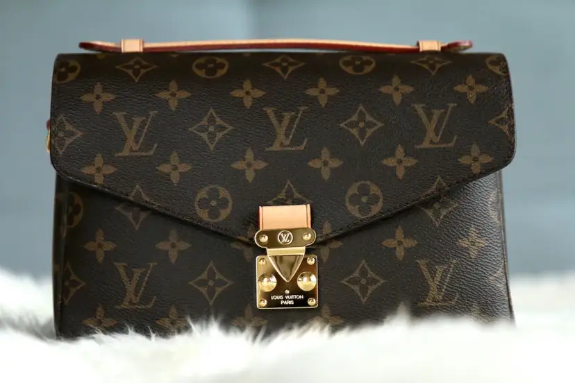 Elegancka torebka Louis Vuitton z monogramem. Zastanawiasz się, ile kosztuje torebka Louis Vuitton?