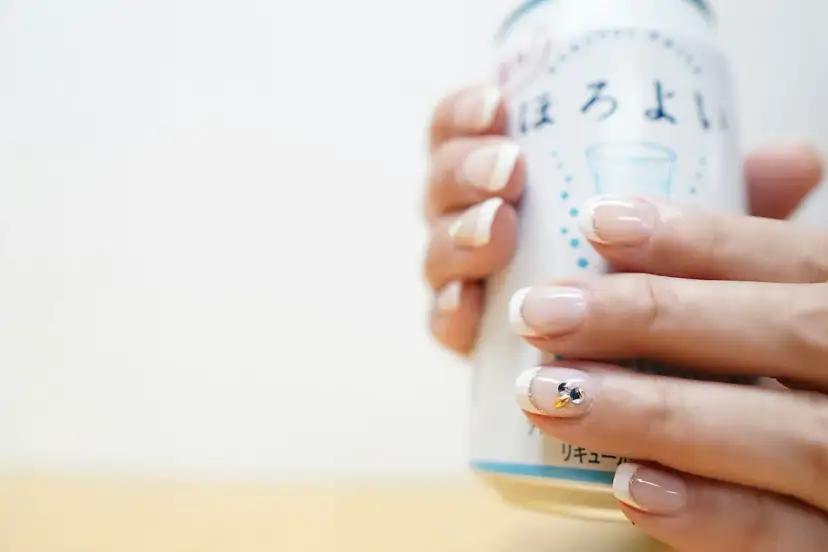 Paski na paznokciach: Prosty poradnik, triki i inspiracje dla Ciebie!