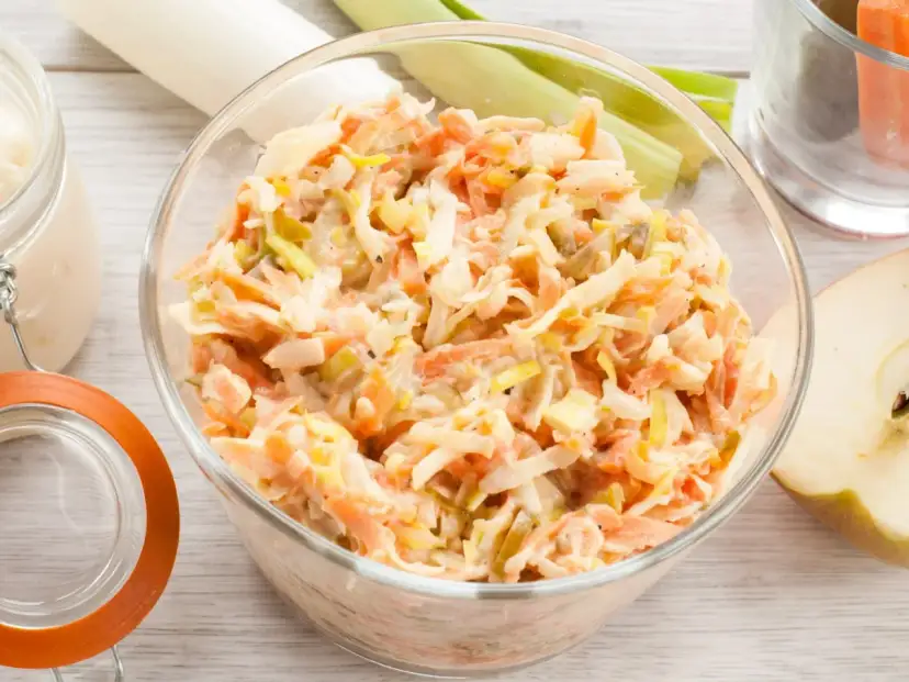 Pyszna surówka z pora i marchewki w kremowym sosie. Idealna na lekki posiłek, pokazuje jak zrobić surówkę z pora.