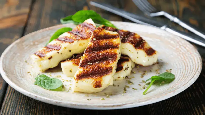 Jak zrobić ser halloumi na grillu, aby był idealnie chrupiący i smaczny