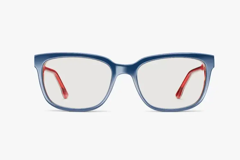 Okulary z filtrem światła niebieskiego: Czy nosić je stale? Ekspert radzi