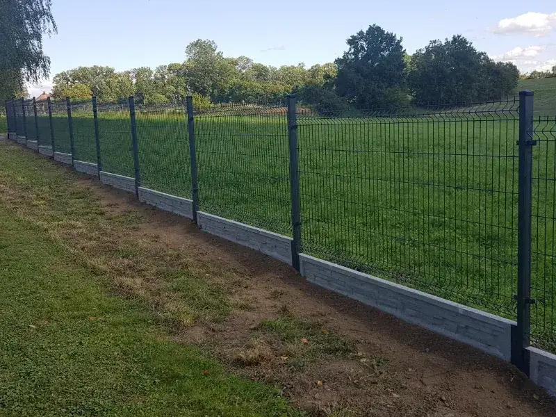 Jak postawić płot panelowy - uniknij najczęstszych błędów i kosztów