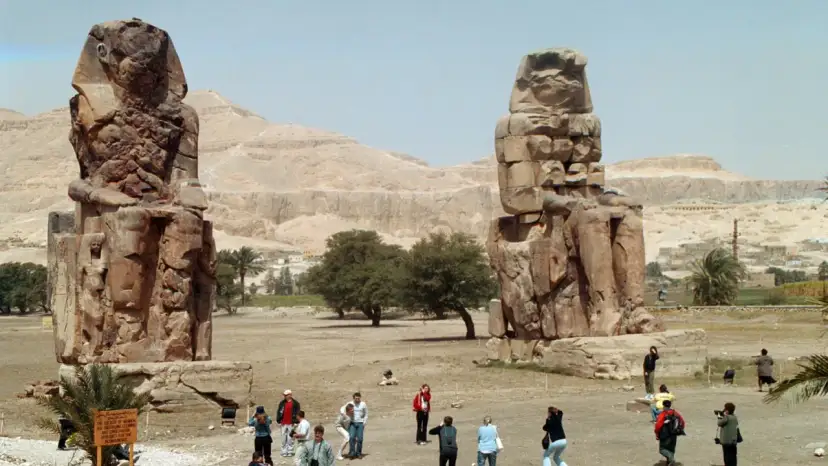 Kolosy Memnona w Egipcie. Pamiętaj, czego nie można wywozić z Egiptu – zabytków!