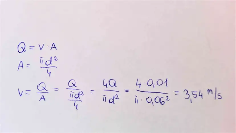 Wzory pokazują, jak obliczyć przepływ powietrza przez rurę: Q=V·A, A=πd²/4, V=Q/A. Obliczenia pokazują wynik 3,54 m/s.