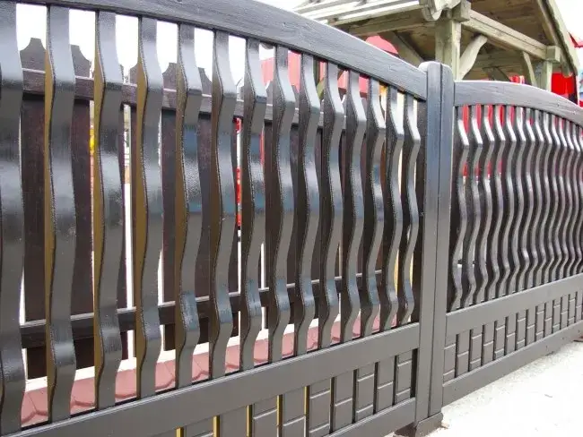 Jakie drewno na ogrodzenie? Wybierz trwałe i estetyczne rozwiązania