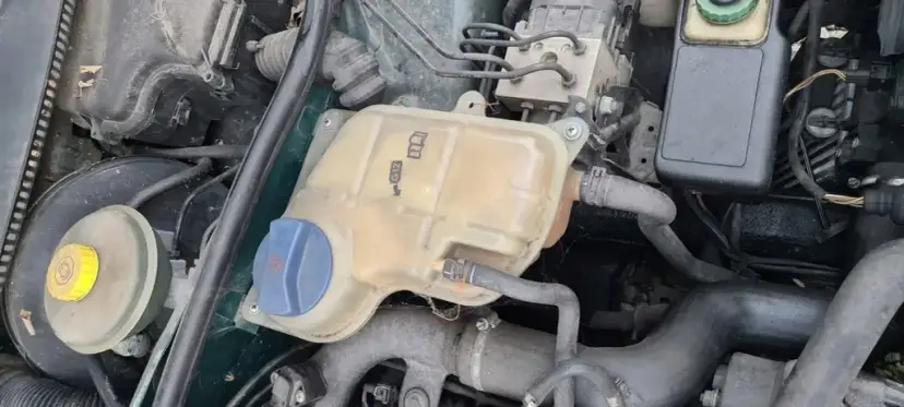 Ile wchodzi płynu do chłodnicy passat b5? Sprawdź, aby uniknąć problemów