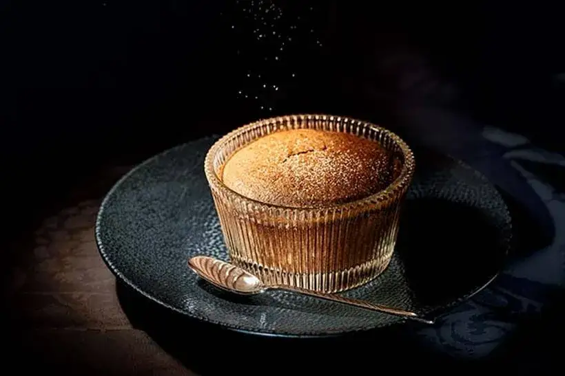 Jakie właściwości jaj wykorzystuje się sporządzając suflet czekoladowy?