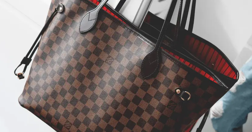Ile kosztuje torebka Louis Vuitton Neverfull? Ceny i porady zakupowe