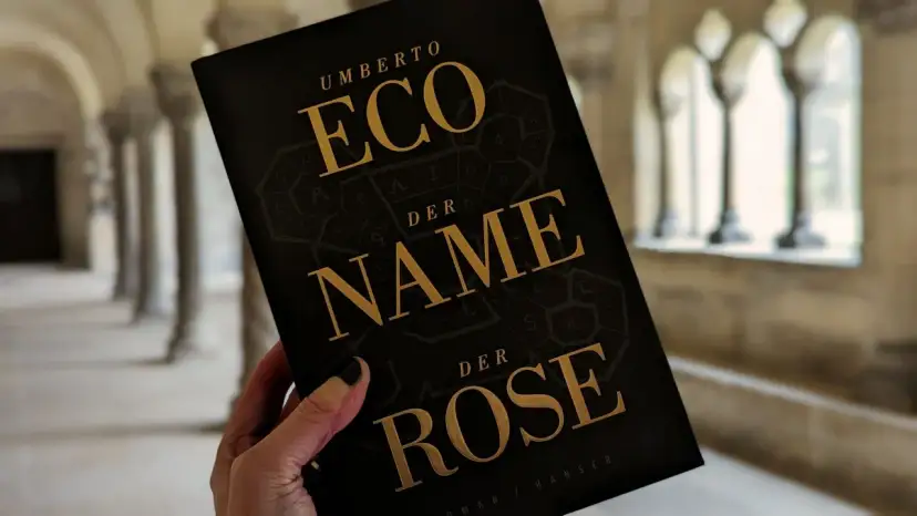 Buchcover von "Der Name der Rose" von Umberto Eco, gehalten in einer Hand.