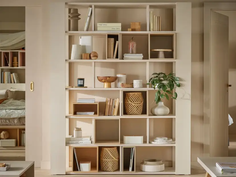 Sekrety pięknej półki w salonie: co postawić, by zachwycała?