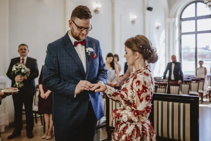 Jakie kolory sukienki do ślubu cywilnego, by wyglądać zjawiskowo?