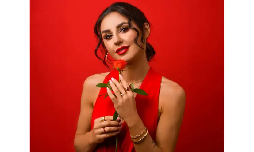 Biżuteria do czerwonej sukienki na wesele: złoto, srebro, perły