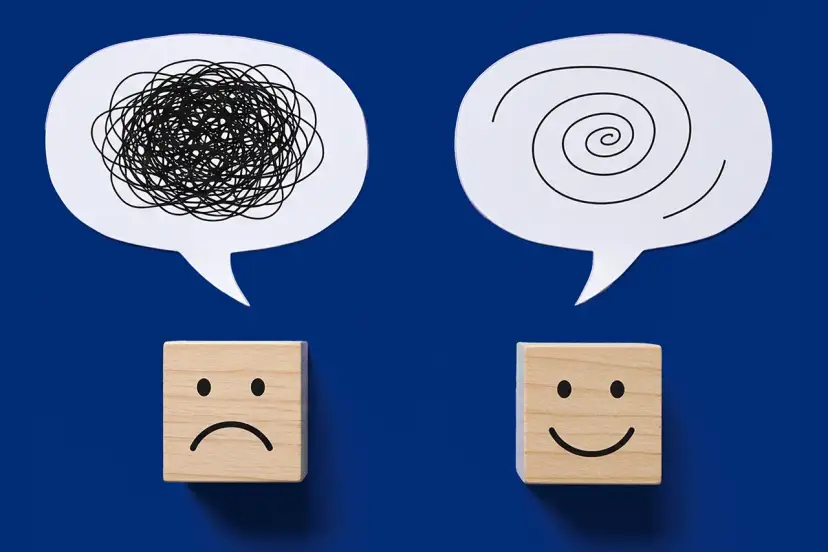 Dwa dymki: jeden z chaotyczną linią, drugi ze spiralą. Pod nimi kostki z minami: smutną i uśmiechniętą.