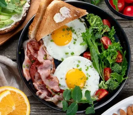 Dietetyczne śniadania: Jak jeść smacznie i chudnąć? Poznaj przepisy!