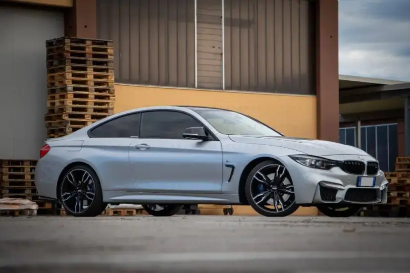 Srebrne BMW: Jakie felgi wybrać, by auto olśniewało? Poradnik Marka Dudka