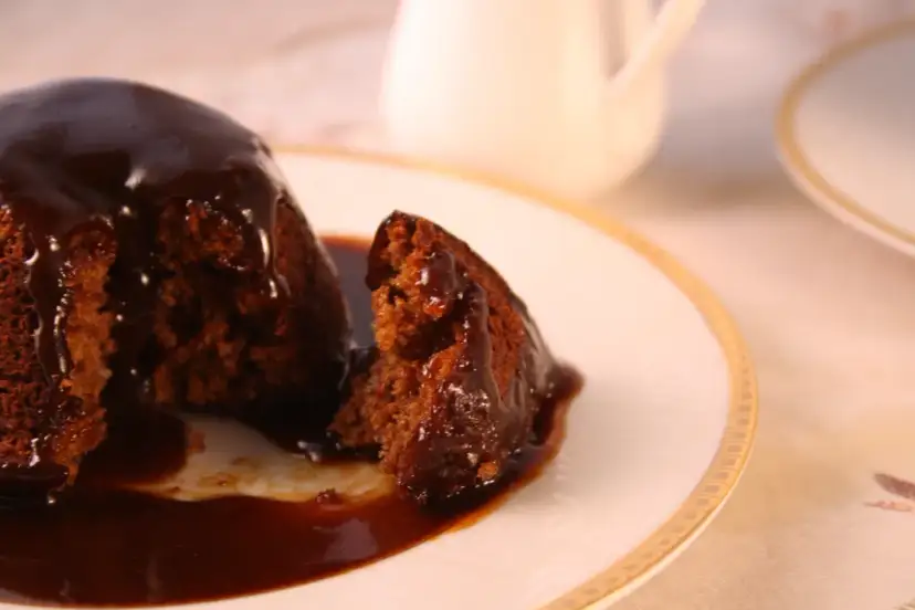 Pyszny Sticky Toffee Pudding przepis. Czekoladowy deser polany sosem toffee, idealny na deser.