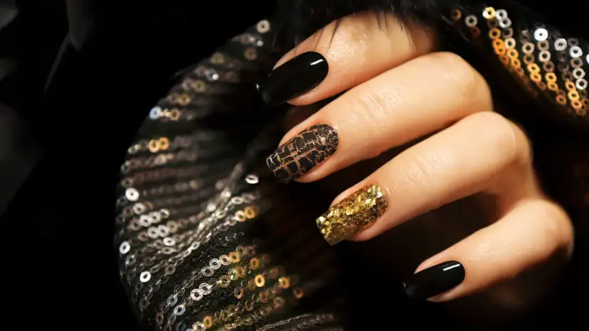 Schwarze Nägel mit Gold: Luxus-Designs & DIY-Tipps für 2026