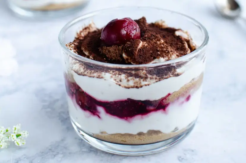 Pyszny deser w pucharku z wiśniami i kakao. Idealny deser zamiast kolacji.