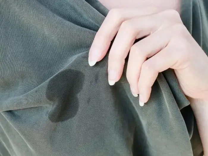 Skuteczne sposoby na usunięcie tłuszczu z bluzki - proste metody