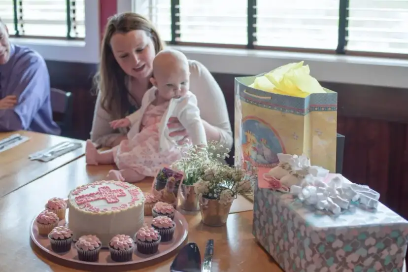 Co dziadkowie dają wnuczce na chrzciny? Najlepsze pomysły na prezenty