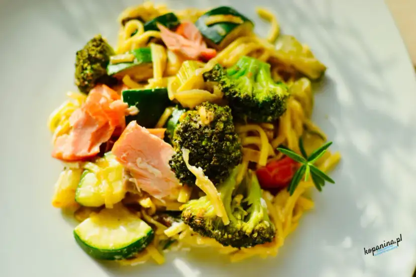 Makaron z rosołu: 7+ kreatywnych przepisów zero waste